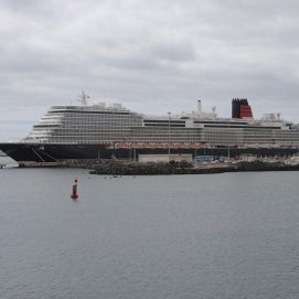 Cielos nublados y un crucero en el puerto de Arrecife. Foto: Juan Mateos.