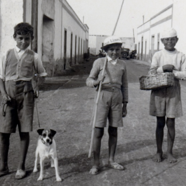 Niños en Arrecife. Autor: Jan Blaauboer. Circa 1952-1954. Archivo Histórico de La Palma