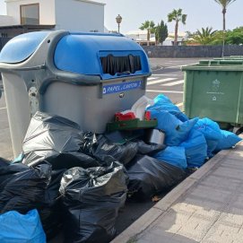 Zona de contenedores en el municipio de Yaiza.