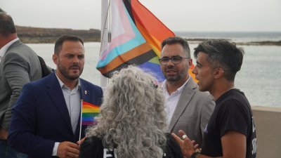 Izado de la bandera arcoiris en el Ayuntamiento de Arrecife
