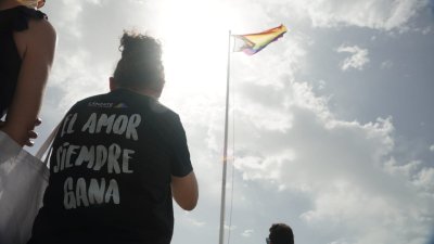 Izado de la bandera arcoiris en el Ayuntamiento de Arrecife