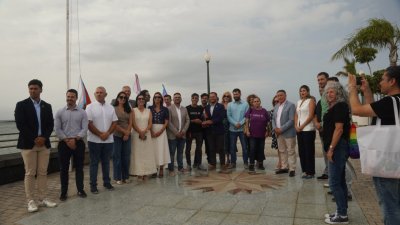 Izado de la bandera arcoiris en el Ayuntamiento de Arrecife