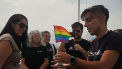 Izado de la bandera arcoiris en el Ayuntamiento de Arrecife
