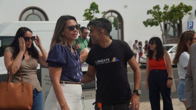 Izado de la bandera arcoiris en el Ayuntamiento de Arrecife
