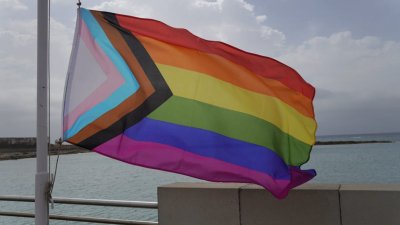 Izado de la bandera arcoiris en el Ayuntamiento de Arrecife