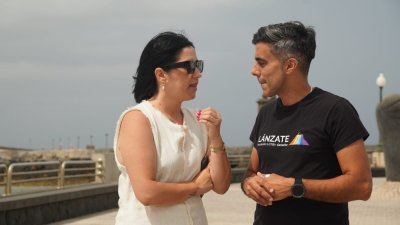 Izado de la bandera arcoiris en el Ayuntamiento de Arrecife