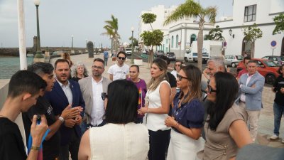 Izado de la bandera arcoiris en el Ayuntamiento de Arrecife