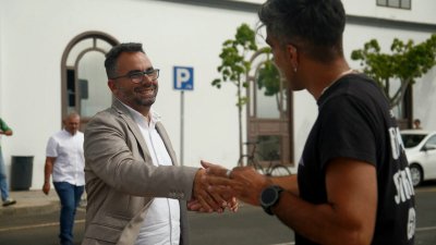 Izado de la bandera arcoiris en el Ayuntamiento de Arrecife