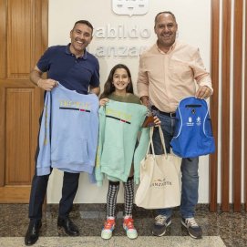 Recibimiento Carla Medina en la sede del Cabildo de Lanzarote
