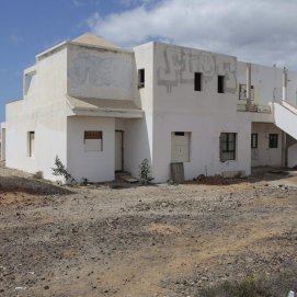 Viviendas ocupadas en Costa Teguise. Foto: Juan Mateos.
