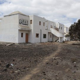 Viviendas ocupadas en Costa Teguise. Foto: Juan Mateos.