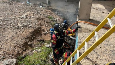 Incendio en uno de los esqueletos de Costa Teguise