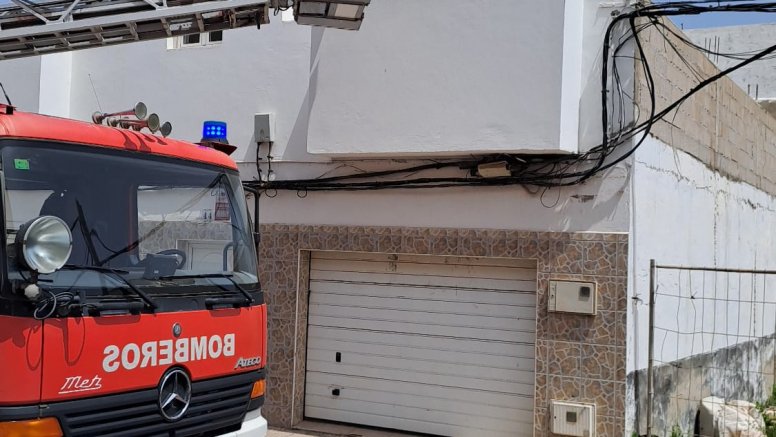 Rescatan a un gato atrapado en la azotea de una casa en Arrecife 