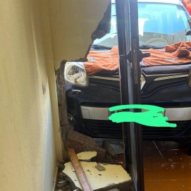 Un coche se empotra contra un piso
