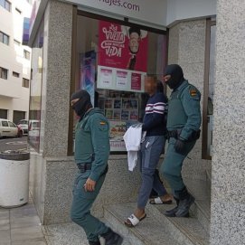 El detenido saliendo de la vivienda en Arrecife (Foto: Eider Pascual)