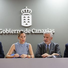 La consejera de Turismo y los rectores de las universidades públicas de Canarias en la presentación de la cátedra