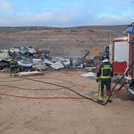 Los bomberos apagando el repunte del incendio en el vertedero de Zonzamas
