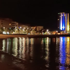 Arrecife iluminado con los colores de Canarias