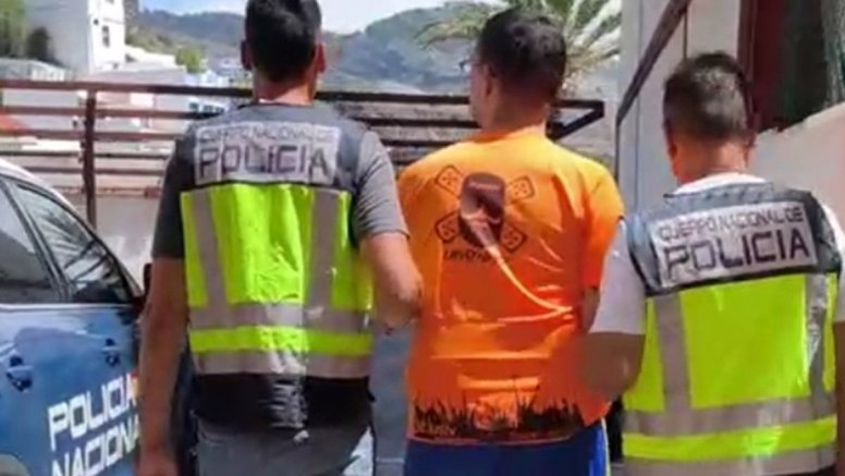Momento de la detención del hombre en Canarias