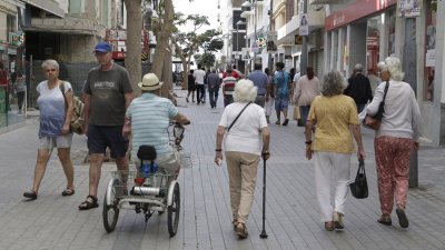 ciudadanos paseando por el centro de arrecife. Demografía.