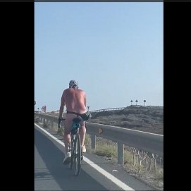Desnudo en bicicleta por Lanzarote
