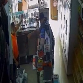 El ladrón apuntado con el cuchillo al dueño del establecimiento en Arrecife (Foto: La Provincia)