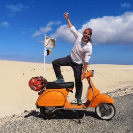 El conejero Juan Ramos Rosales durante el viaje por las ocho islas