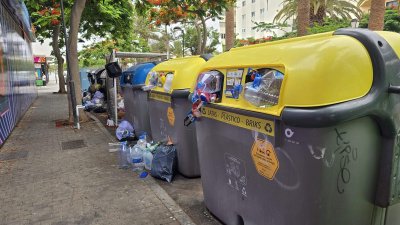 Basura junto a los contenedores en Arrecife