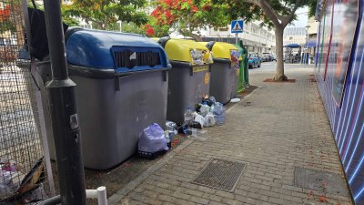 Basura junto a los contenedores en Arrecife