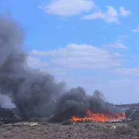 El humo negro por los enseres quemados saliendo de la finca en San Bartolomé (Foto: La Voz)