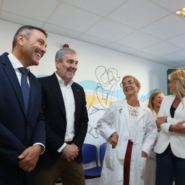 Clavijo y Oswaldo Betancort en la visita a la Unidad de Atención Temprana del Molina Orosa