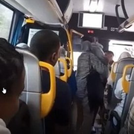 Momento del altercado en la guagua en Arrecife (Foto: LaProvincia)