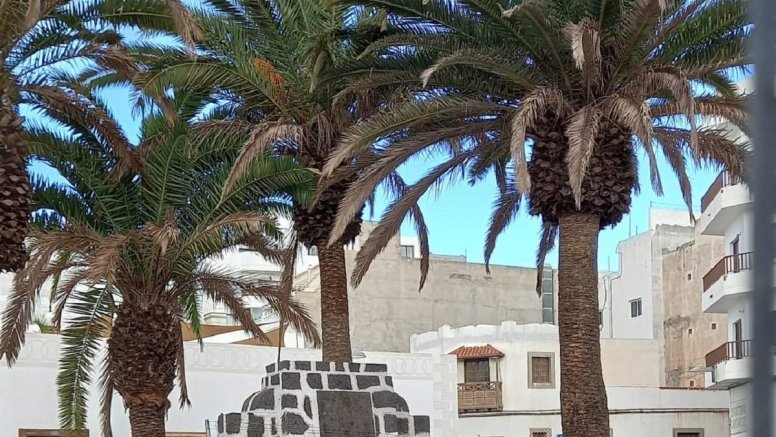 Retirada de la cruz franquista en la plaza de Las Palmas. Foto: La Voz.