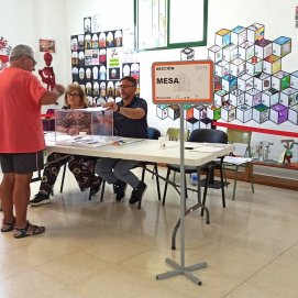 Un ciudadano votando en Lanzarote, elecciones europeas 2024 (Fotos: Juan Mateos)