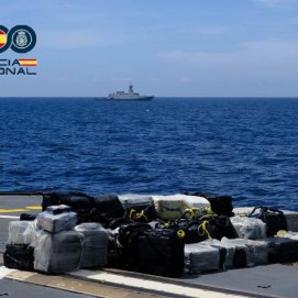 Interceptan un pesquero que transportaba 2,7 toneladas de cocaína cerca de Canarias