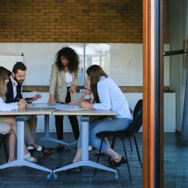 Una directiva al mando de un equipo empresarial