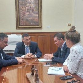 La reunión de Haría con la Consejería para valorar la implantación de aulas de 0-2 años en el CEIP San Juan