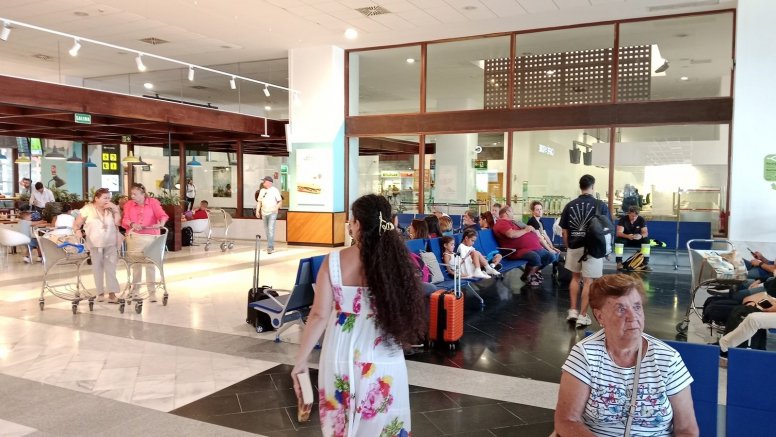Pasajeros en la terminal 2 del aeropuerto de Lanzarote.