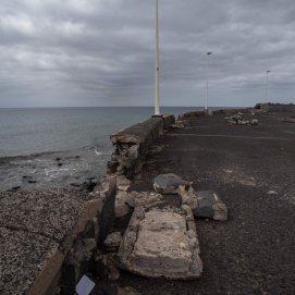 Destrozos causados por el mar en la avenida del Puente de Las Bolas. Foto: Andrea Domínguez.