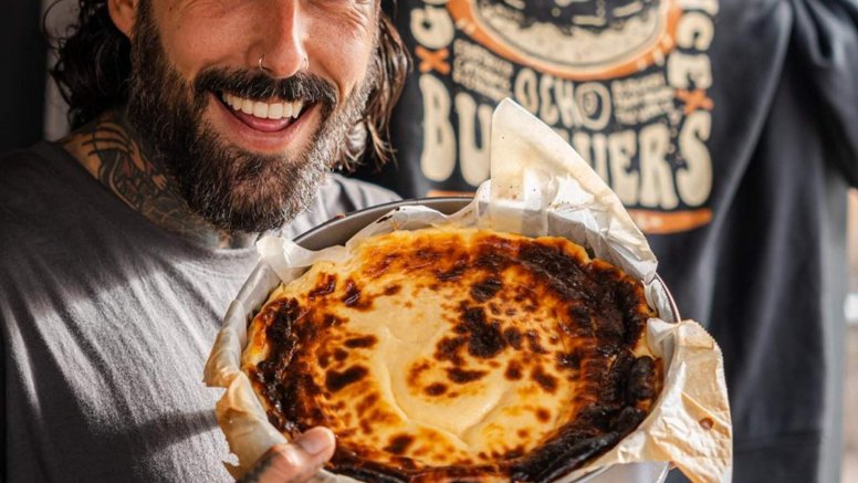 Marcos Acosta con una de las tartas que ofrece en su restaurante.