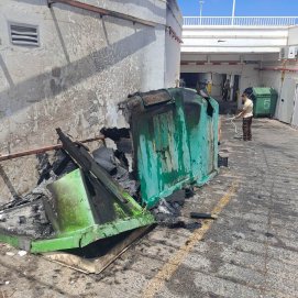 Incendio de contenedores cerca de un hotel en Playa Blanca