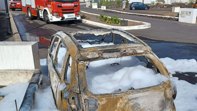 Arde un coche en Uga y el fuego afecta a material almacenado en un solar cercano
