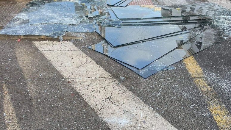 Retiran planchas de cristal caídas en plena calle en  Arrecife