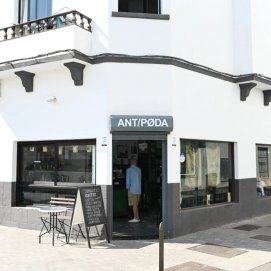 Entrada de la cafetería Antípoda, en Arrecife