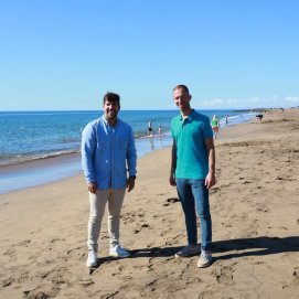 El concejal de Deportes de Tías, Ismael Cruz, y el de Playas, Christopher Notario, en Playa Grande