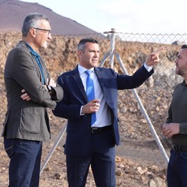 Marci Acuña, Oswaldo Betancort y Jacobo Medina en los terrenos de la futura Residencia de Mayores de Tahíche. 
