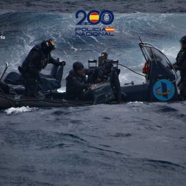 Arrojan 900 kilogramos de cocaína al mar
