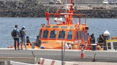 La Salvamar Al Nair rescata a los supervivientes de una neumática el 29 de julio en Lanzarote. Foto: Juan Mateos.