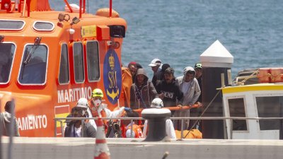 La Salvamar Al Nair rescata a los supervivientes de una neumática el 29 de julio en Lanzarote. Foto: Juan Mateos.