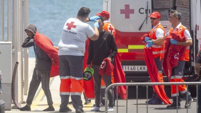 La Salvamar Al Nair rescata a los supervivientes de una neumática el 29 de julio en Lanzarote. Foto: Juan Mateos.
